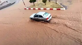 Kırıkkale'de yağmur caddeleri suyla doldurdu (2)