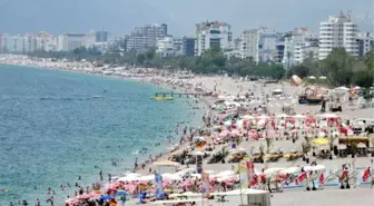 Antalya'da nemden bunalan denize koştu