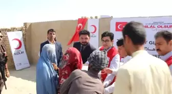 Türk Kızılayı Afganistan'daki mültecilere yardım etti