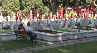 Edirnekapı Şehitliği'nde buruk bayram