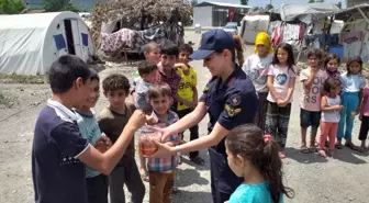 Jandarmadan tarım işçilerinin çocuklarına bayram şekeri