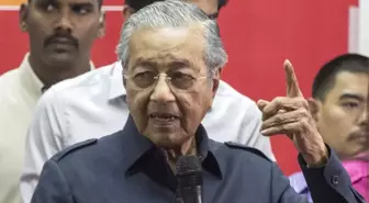 Malezya'nın 93 yaşındaki başbakanı Mahathir Muhammed, 20 yıl sonra bir kez daha IMF'ye direniyor