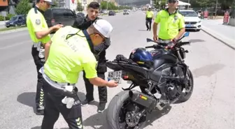 Motosikletin plakası katlanabilir çıktı