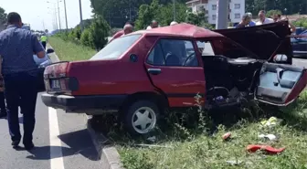 Samsun'da otomobil aydınlatma direğine çarptı: 2 yaralı