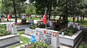 Şehitlikte hüzünlü arefe
