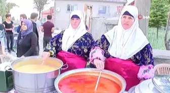 Yöresel kıyafetlerini giyip asırlık iftar geleneğini devam ettirdiler