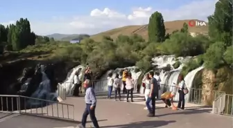 Muradiye Şelalesi'nde bayram yoğunluğu