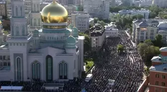 Rusya'da Müslümanlar bayram namazı için camilere akın etti