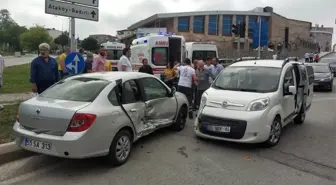 Ambulansa yol vermek isteyen otomobil kaza yaptı: 11 yaralı