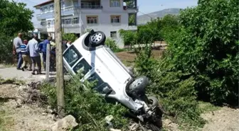 Hafif ticari araç, şarampole devrildi: 3 yaralı
