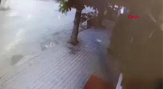 BURSA OTOMOBİL KIRAATHANEYE ÇARPTI 2 YARALI