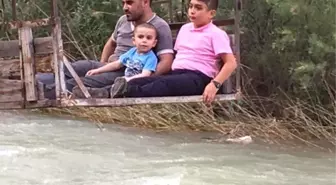 Çoruh Nehri'nden ilkel teleferikle geçip akrabalarıyla bayramlaşıyorlar