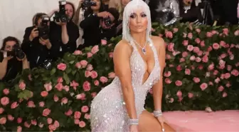 Fiziğiyle hayran bırakan Jennifer Lopez'i yırtmacı ele verdi