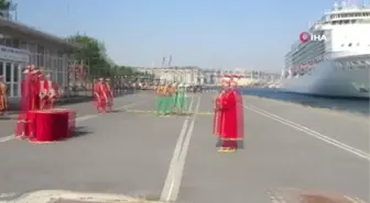 İstanbul'a 3.5 yıl aradan sonra gelen kruvaziyer gemisine mehteranlı karşılama