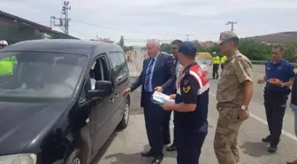 Jandarma hem denetledi hem de bayramlaştı