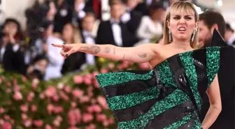Miley Cyrus'tan kendisini elleyip öpmeye çalışan adama ve 'hak ettin' diyenlere öfkeli yanıt