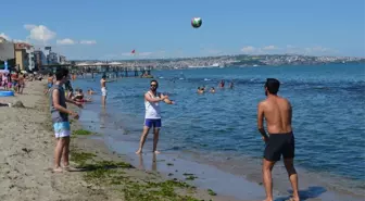 Plajlardaki tatilci yoğunluğu sürüyor