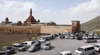 Tarihi İshak Paşa Sarayı'nda bayram yoğunluğu