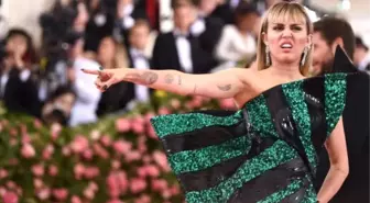 Ünlü şarkıcı Miley Cyrus'tan kendisini elleyip öpmeye çalışan adama öfkeli yanıt