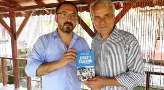Yazar Düz kitabını imzaladı
