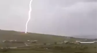 Yıldırım düşme anını görüntüledi