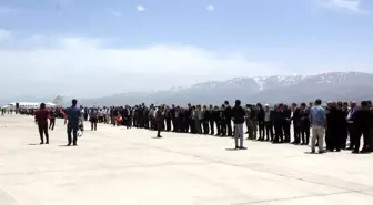 Yıldırım'ın, kendisini havalimanında uğurlamaya gelen yüzlerce hemşehrisiyle tokalaşması 1 saat 8...