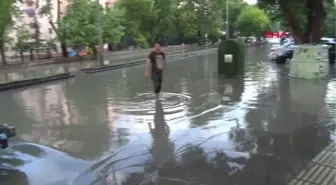 ANKARA'DA 'SAĞANAK' GÜNLÜK YAŞAMI OLUMSUZ ETKİLEDİ