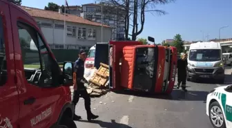 Fayans yüklü kamyonet devrildi: 1 yaralı