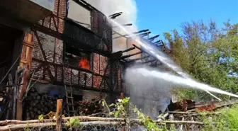 Kastamonu'da çıkan yangında iki ev kullanılamaz hale geldi