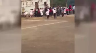 KÖYLÜLERİN DOSTLUK TURNUVASINDAKİ TAŞLI-SOPALI KAVGASI KAMERADA