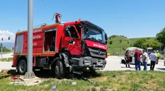 Yangına müdahaleye giden itfaiye ile otomobil çarpıştı: 4 yaralı