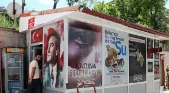 İş yerinin dışını reklamla değil sosyal mesajlarla kaplattı