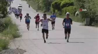 Ölen oğlu anısına düzenlediği geleneksel koşu yarışmasına 350 sporcu katıldı