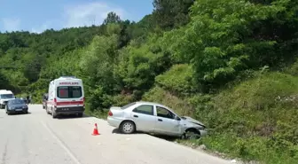 Önce bariyerlere sonra toprak zemine çarptı; 2 kişi yaralandı