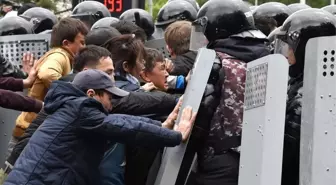 Seçimi demokratik bulmayan Kazaklar sokağa çıktı: Yüzlerce protestocu gözaltında