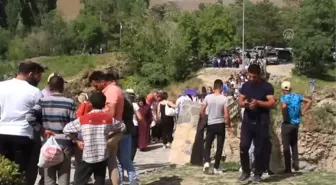 Sıcaktan bunalanlar Muradiye Şelalesi'nde serinliyor