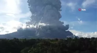 Sinabung Yanardağı Kül Püskürdü