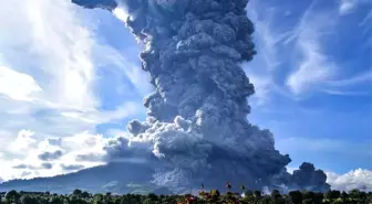 Sinabung Yanardağı kül püskürdü