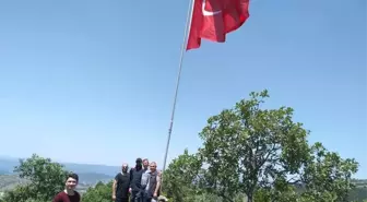 Cevizdere Şehitliği'ne dev Türk Bayrağı