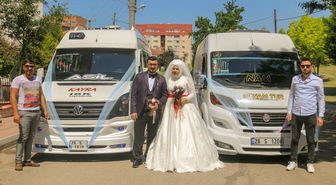 Servis minibüslerinden düğün konvoyu