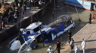 Budapeşte'de Tuna Nehri'nde batan teknenin enkazı kazadan 2 hafta sonra çıkarıldı