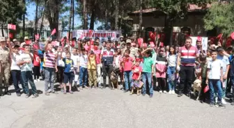 Öğrencilerden jandarmaya 'kuruluş' kutlaması