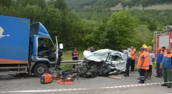 GÜNCELLEME - Sinop'ta kamyon ile otomobil çarpıştı: 2 ölü, 1 yaralı