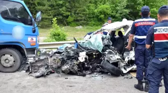 Sinop'ta kargo kamyonu ile otomobil kafa kafaya çarpıştı: 2 ölü, 1 yaralı