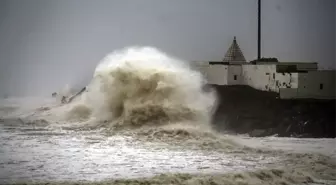 Vayu kasırgası yaklaşıyor, tahliyeler sürüyor