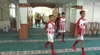 Bu imam başka imam...Çocukları kötü alışkanlıklardan korumak için futbol takımı kurdu