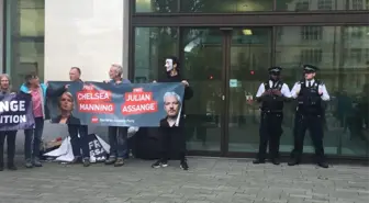 Mahkeme önünde Assange için protesto