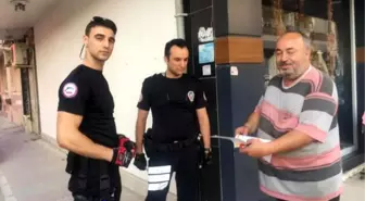 Düşürülen karne ve onur belgesini bulan polis, öğrencinin evine teslim etti