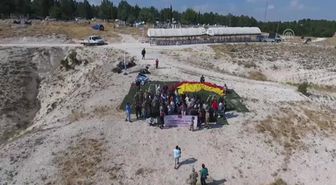 Jandarmaya 'yamaç paraşütlü' kutlama