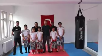 Kick Boks'ta başarılı olan öğrenciler ödüllendirildi